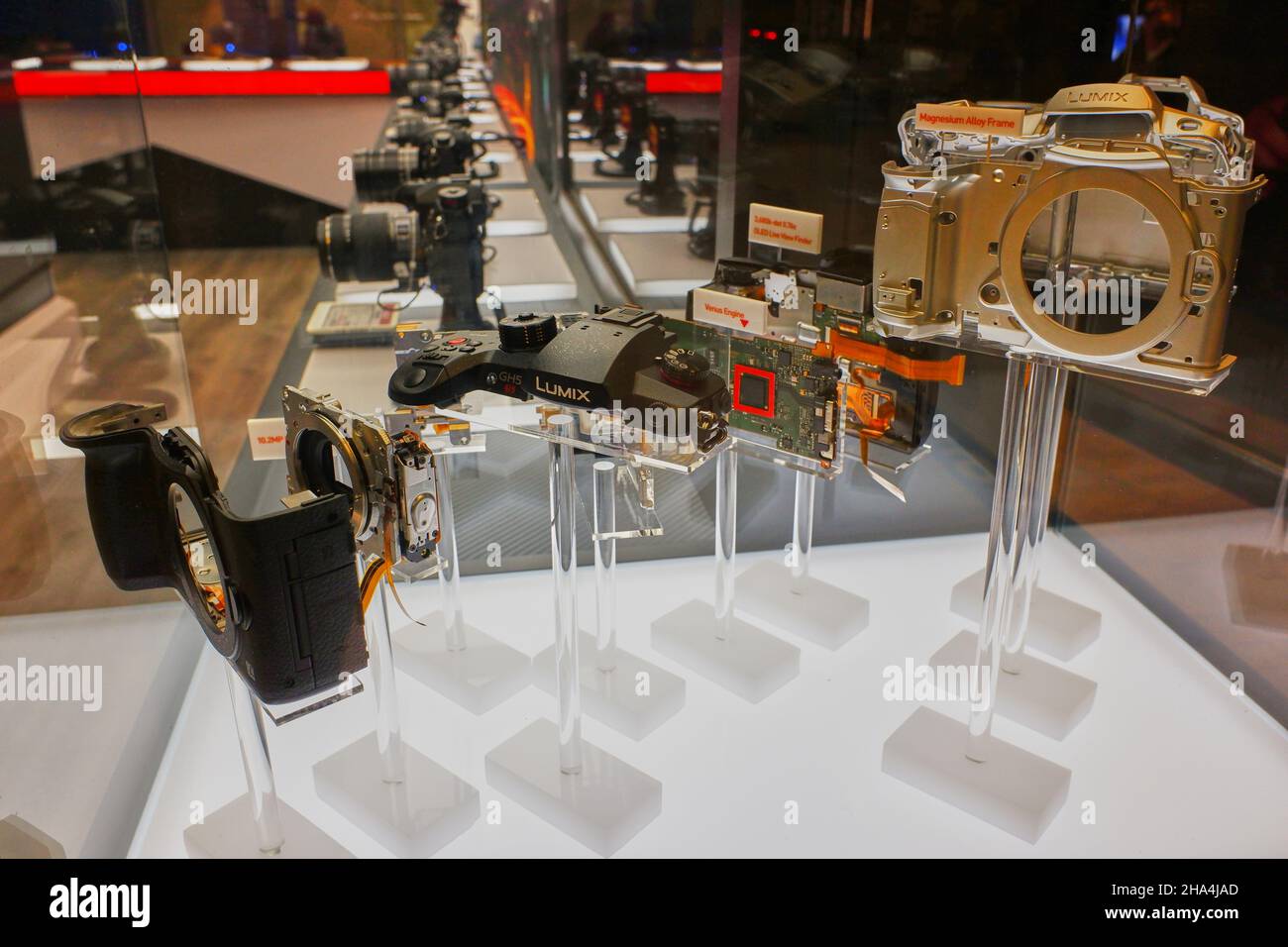 Un display della telecamera Lumix GH5 S disassemblato in B&H Photo Video-Electronics and Camera Store.New York City.NY.USA Foto Stock