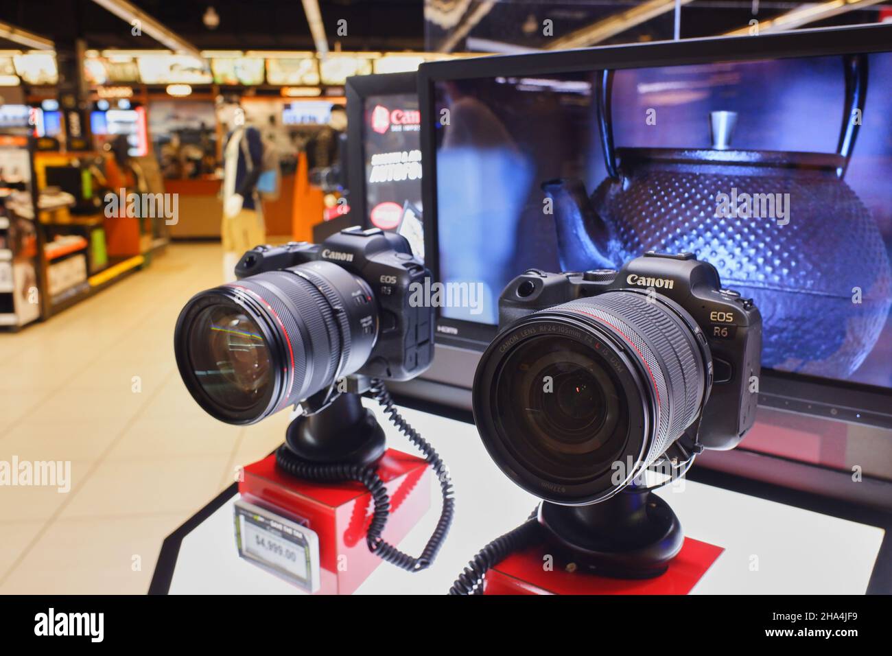 Canon EOS R5 e R6 fotocamere digitali mirrorless display in B&H Photo Video - Electronics and Camera Store.Manhattan.New York City.New York.USA Foto Stock