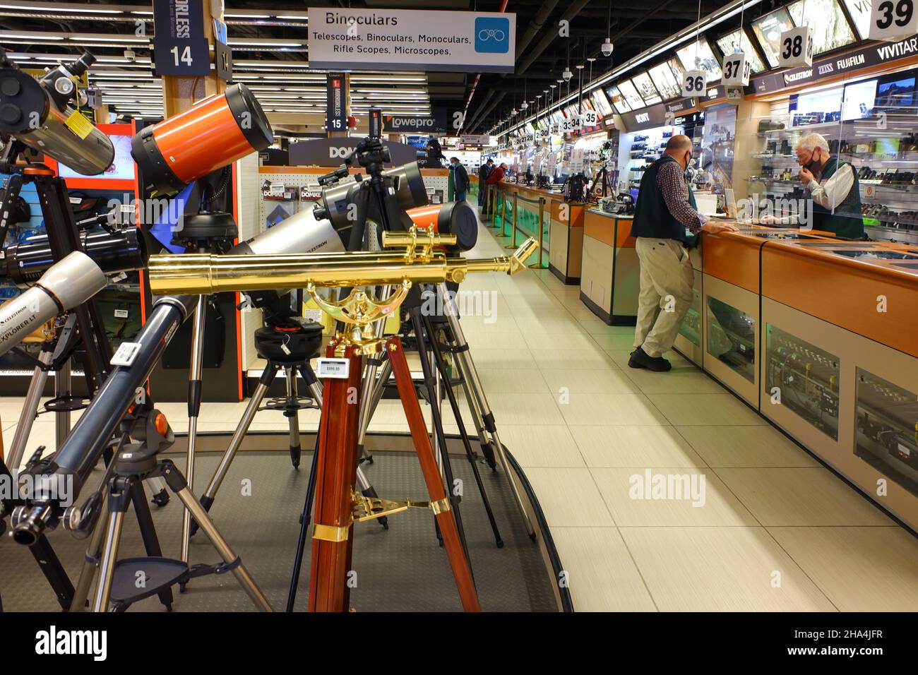 Telescopi display in Optical Instruments Department of B&H Photo Video - Electronics and Camera Store.Manhattan.New York City.New York.USA Foto Stock