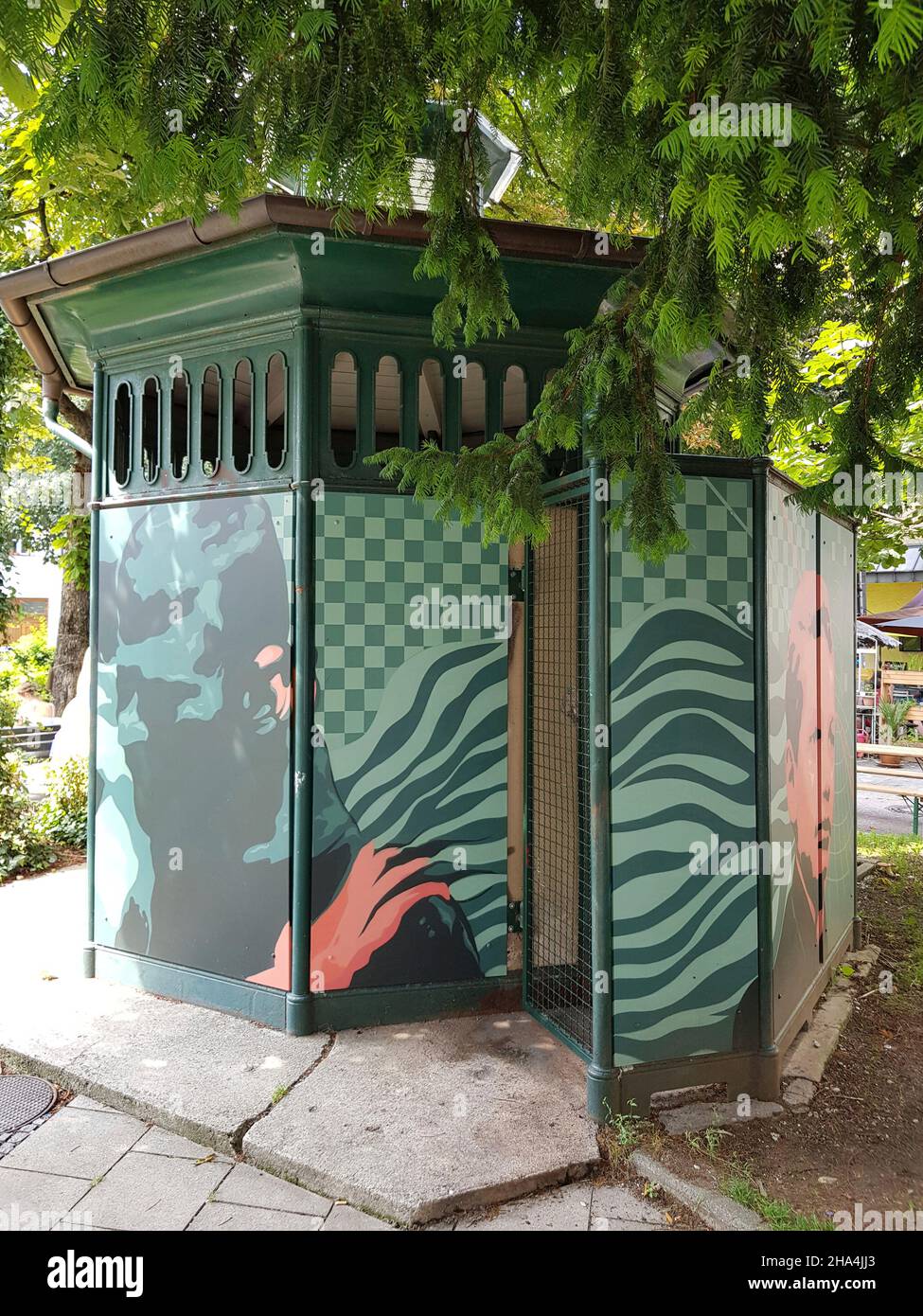 'il pissoir', l'ottagono in ghisa risale al 1900, holzplatz di monaco, progetto di street art dell'autore e artista martin arz, dal 2020 tre personalità hanno adornato la facciata di questo blocco di gabinetto elencato: albert einstein, freddie mercury, rainer-werner fassbinder, tutti e tre vivevano temporaneamente a monaco. Foto Stock