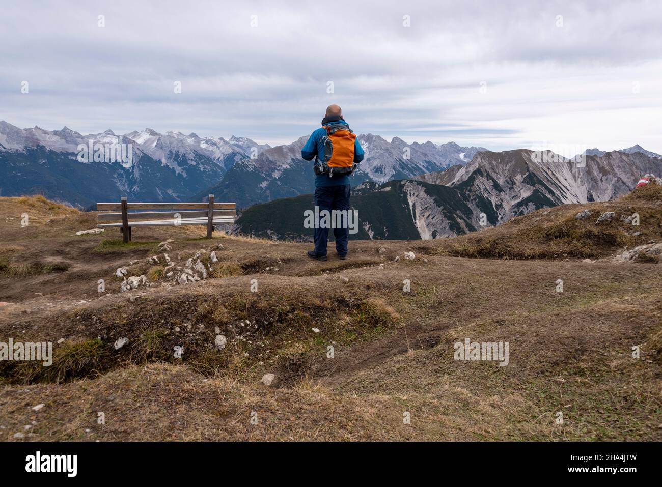 sulla strada per il seefelder spitze, escursionista si affaccia sulle alpi, seefeld, tirolo, austria Foto Stock