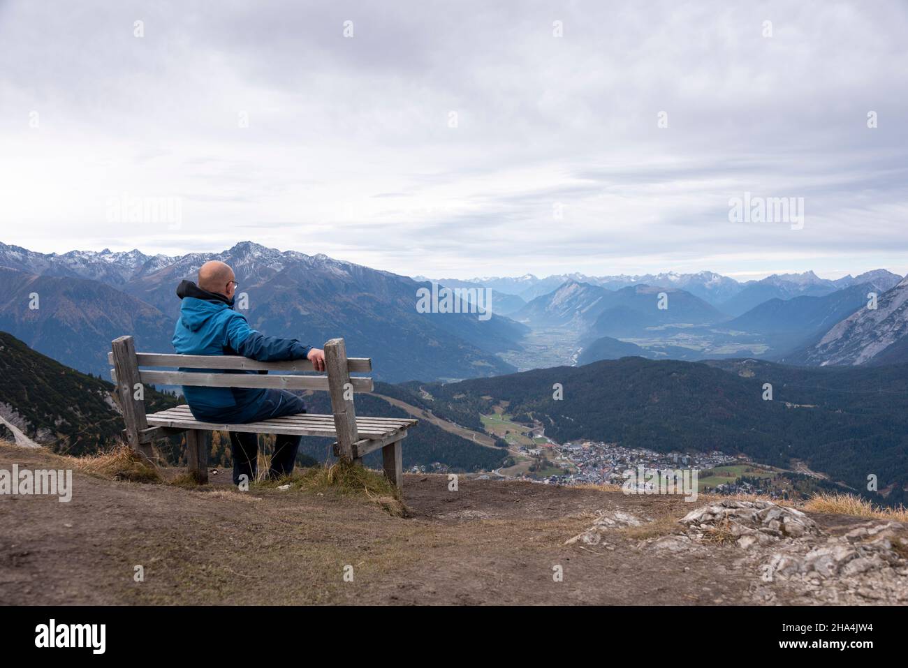 l'uomo guarda sulle alpi da seefelder joch,seefeld,tirolo,austria Foto Stock