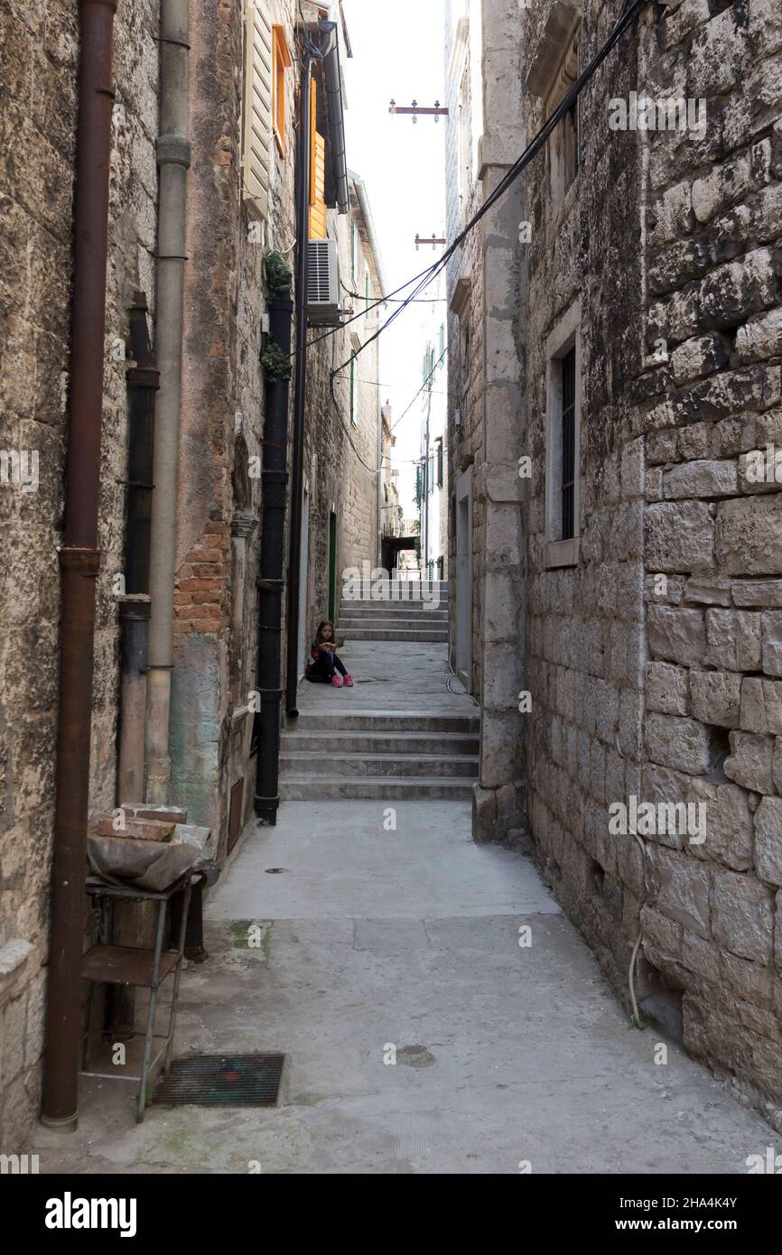 centro storico di sibenik vicino alla cattedrale di san giacomo a sibenik, sito patrimonio dell'umanità dell'unesco in croazia - luogo di ripresa per il gioco dei troni (banca di ferro) Foto Stock