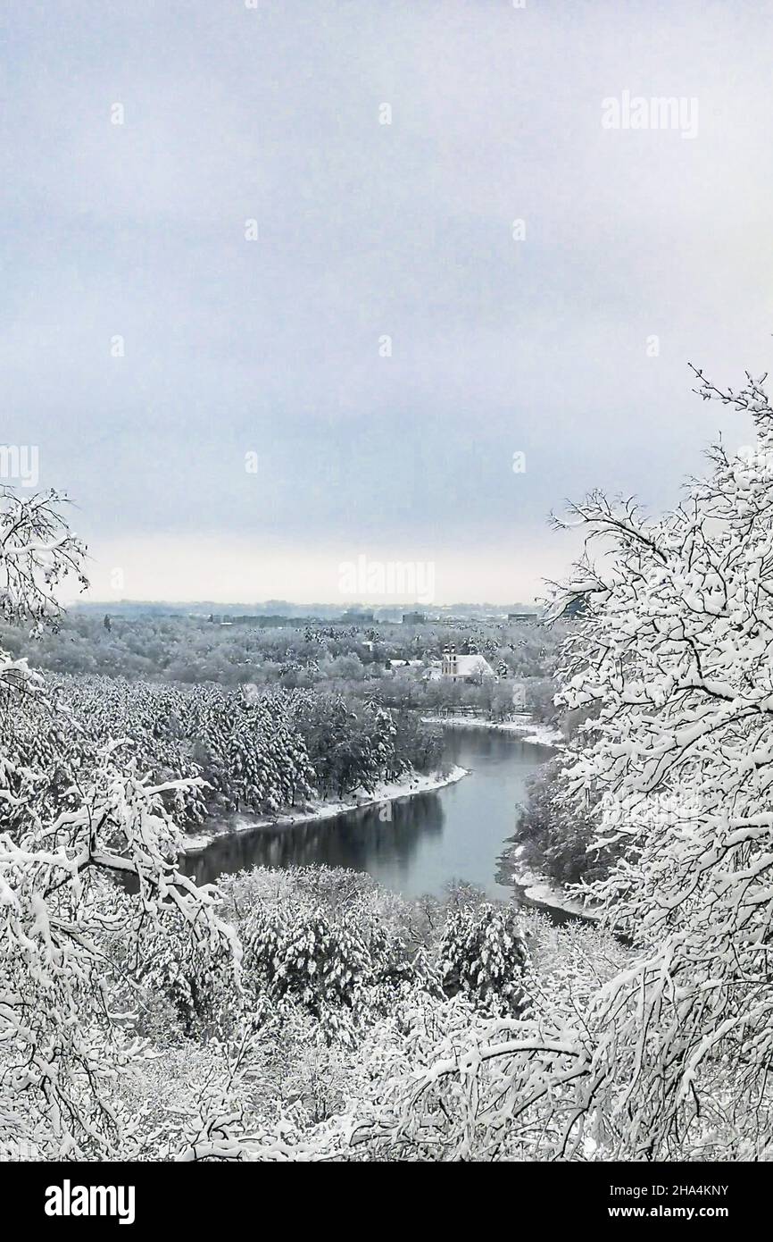 Vista dall'alto del fiume tra gli alberi innevati, in inverno Foto Stock