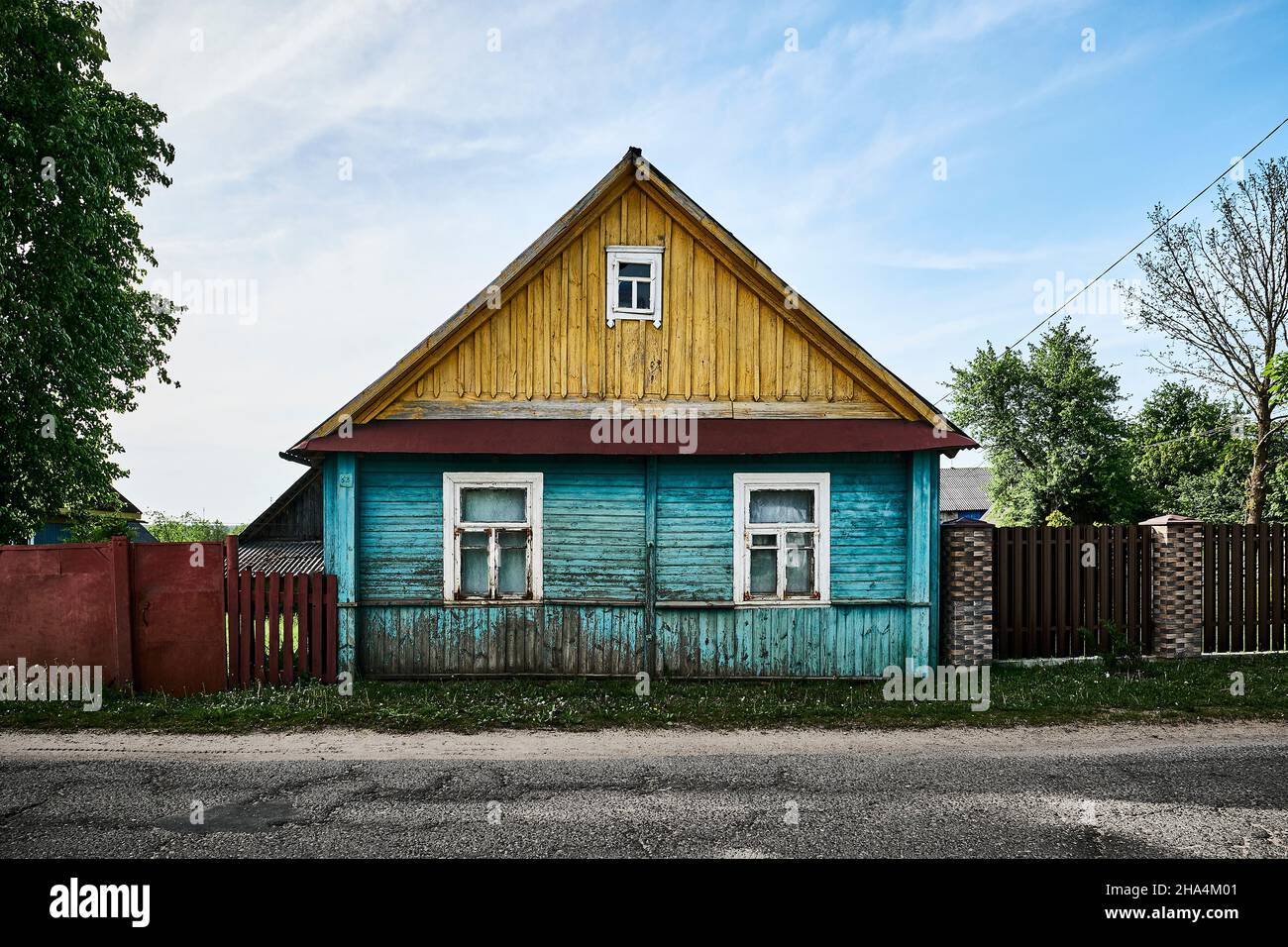 Una tradizionale casa in legno intemperie nella regione di Grodno in Bielorussia. Foto Stock