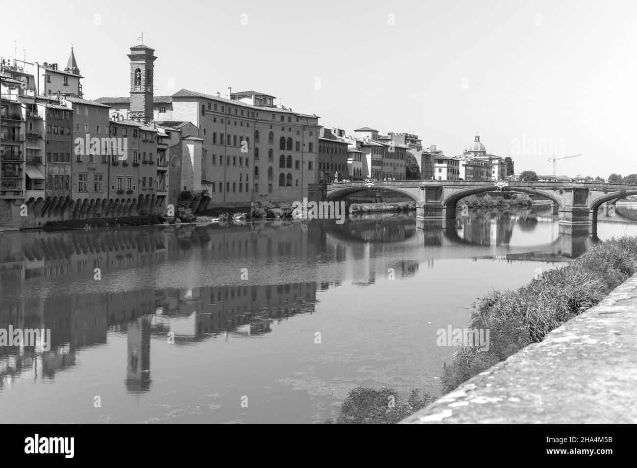 firenze,italia,vista al tramonto da ponte veccio sul fiume arno e ponte santa trinita,un ponte rinascimentale,il più antico ponte ellittico d'europa. Foto Stock