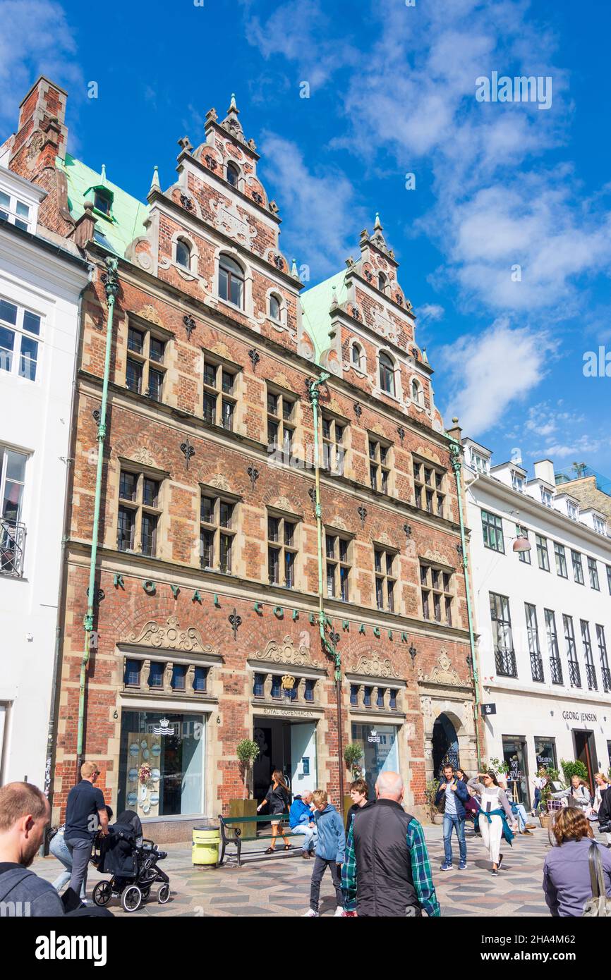 Copenhagen, Koebenhavn: Royal Copenhagen Flagship Store in piazza Amagertorv, casa rinascimentale, zona pedonale Stroeget, in , Zelanda, Sealand, Sjae Foto Stock