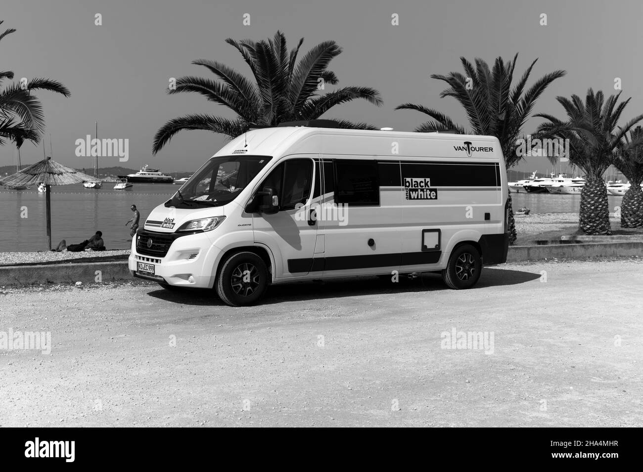 parcheggio del furgone vicino alla spiaggia in zara, croazia Foto stock -  Alamy