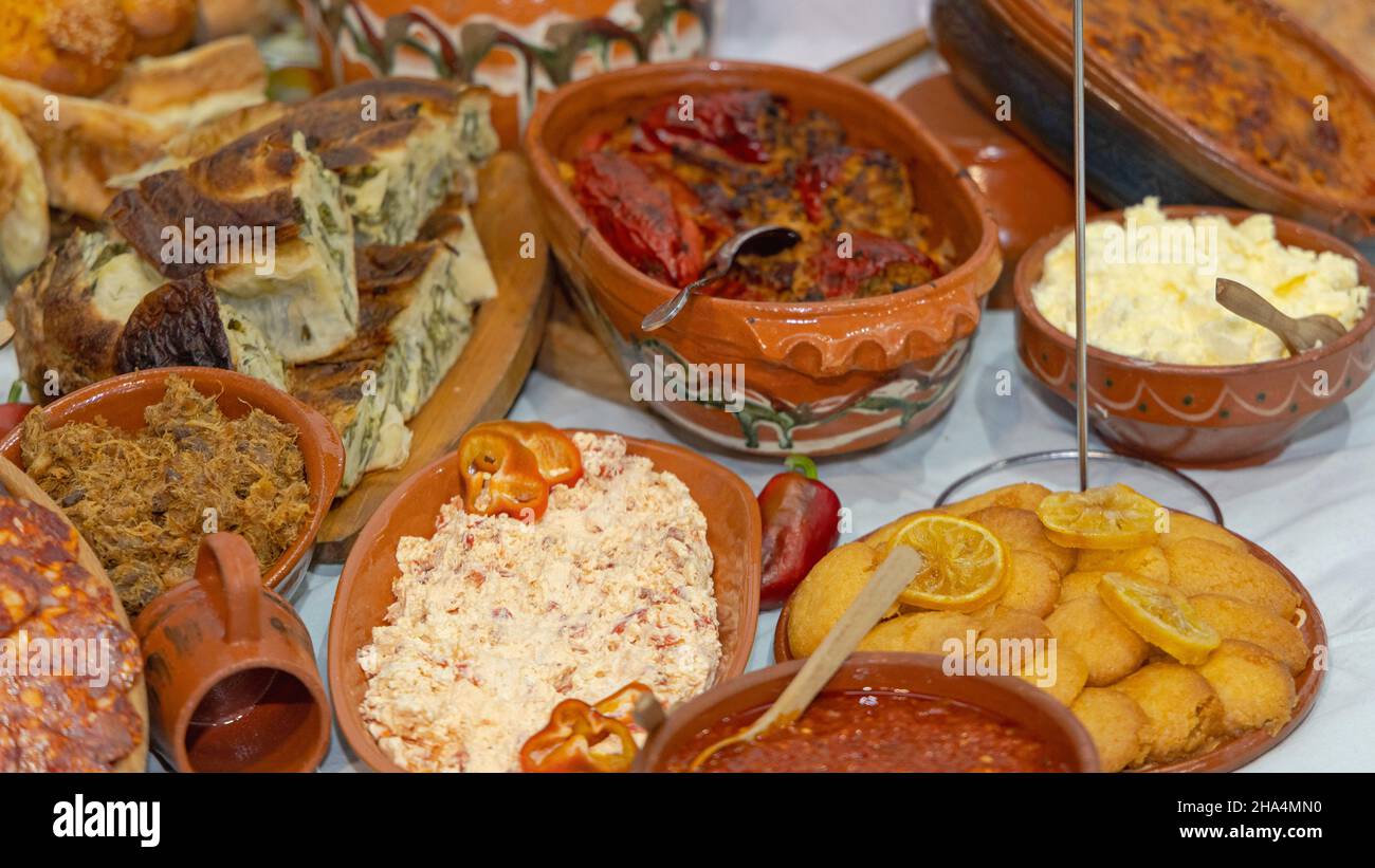 Piatti della cucina tradizionale serba serviti a Table Terracotta Foto Stock