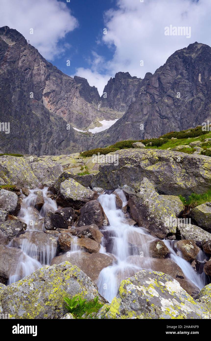 Paesaggio di montagna con un fiume tra le pietre. Vista sulla cima del picco Lomnicky Foto Stock