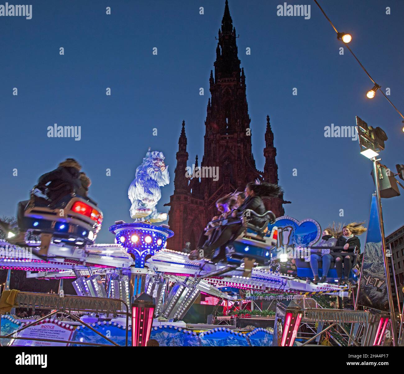 Princes Street, Christmas Market, Scozia, Regno Unito. 10th dicembre 2021. I residenti di Edimburgo si stanno facendo un po' di giro sulla zona fieristica di Yeti, ma si mantengono calmi e continuano come di consueto dopo che la notizia della prima Minster scozzese ha avvertito di uno "tsunami di infezioni" tra i timori di un'impennata nei casi di Omicron. Anche una temperatura fredda di 4 gradi centigradi non ha tenere la gente a casa, molti senza maschere per la protezione. Credito: Arch White Foto Stock Princes Street, Christmas Market, Scozia, Regno Unito. 10th dicembre 2021. I residenti di Edimburgo si stanno facendo un po' di giro sulla zona fieristica di Yeti, ma si mantengono calmi e continuano come di consueto dopo che la notizia della prima Minster scozzese ha avvertito di uno "tsunami di infezioni" tra i timori di un'impennata nei casi di Omicron. Anche una temperatura fredda di 4 gradi centigradi non ha tenere la gente a casa, molti senza maschere per la protezione. Credito: Arch White Foto Stock