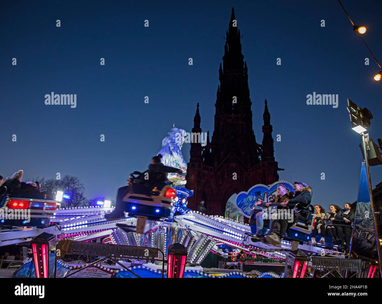 Princes Street, Christmas Market, Scozia, Regno Unito. 10th dicembre 2021. I residenti di Edimburgo si stanno facendo un po' di giro sulla zona fieristica di Yeti, ma si mantengono calmi e continuano come di consueto dopo che la notizia della prima Minster scozzese ha avvertito di uno "tsunami di infezioni" tra i timori di un'impennata nei casi di Omicron. Anche una temperatura fredda di 4 gradi centigradi non ha tenere la gente a casa, molti senza maschere per la protezione. Credito: Arch White Foto Stock Princes Street, Christmas Market, Scozia, Regno Unito. 10th dicembre 2021. I residenti di Edimburgo si stanno facendo un po' di giro sulla zona fieristica di Yeti, ma si mantengono calmi e continuano come di consueto dopo che la notizia della prima Minster scozzese ha avvertito di uno "tsunami di infezioni" tra i timori di un'impennata nei casi di Omicron. Anche una temperatura fredda di 4 gradi centigradi non ha tenere la gente a casa, molti senza maschere per la protezione. Credito: Arch White Foto Stock
