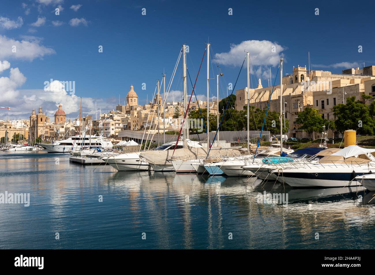 Birgu, conosciuta anche come Vittoriosa, è una delle tre città di Malta. Barche ormeggiate con riflessi sul Grand Harbour, Malta, Europa. Foto Stock