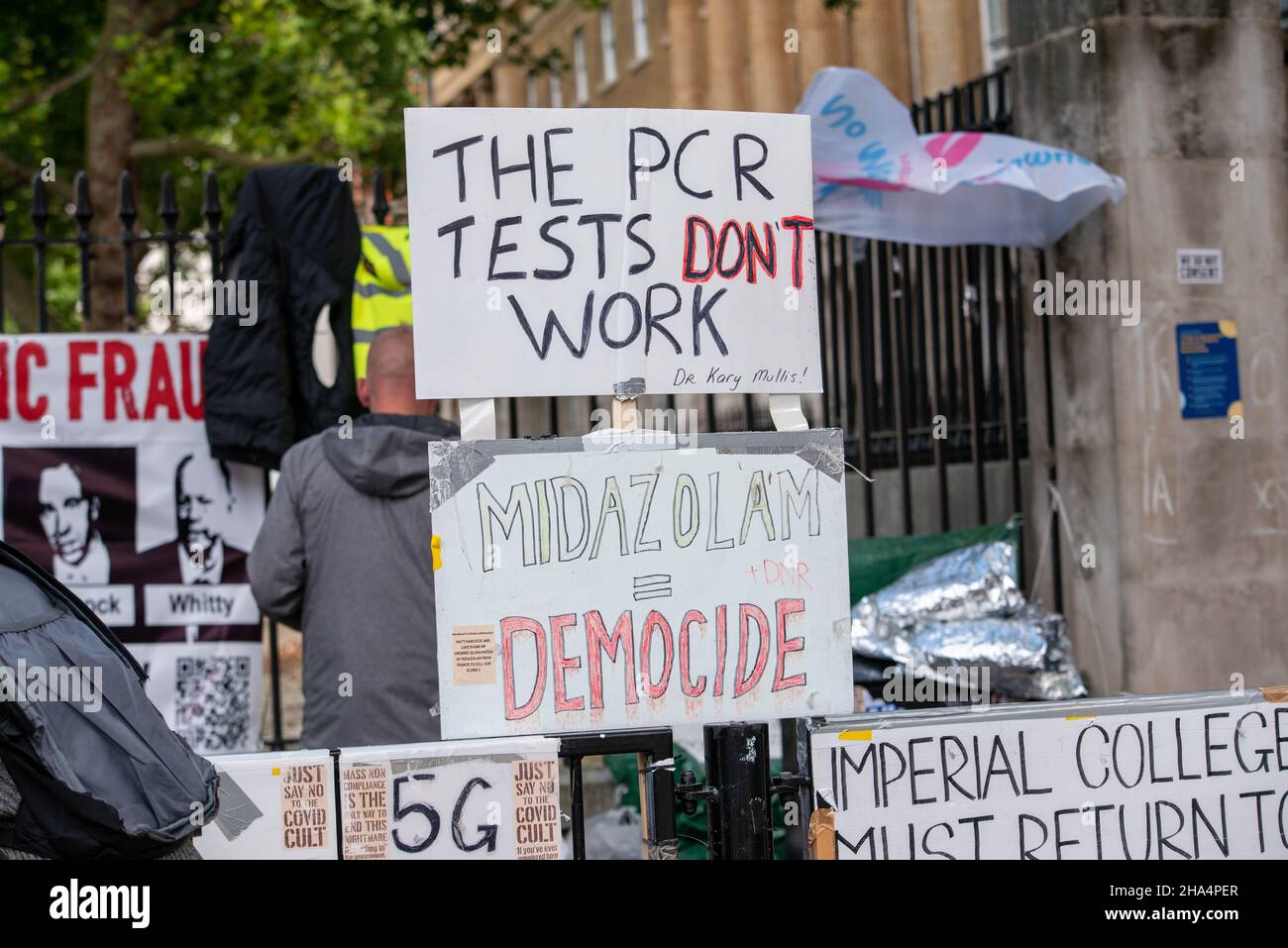 Manifesti di protesta contro il vaccino su Whitehall di Londra Foto Stock