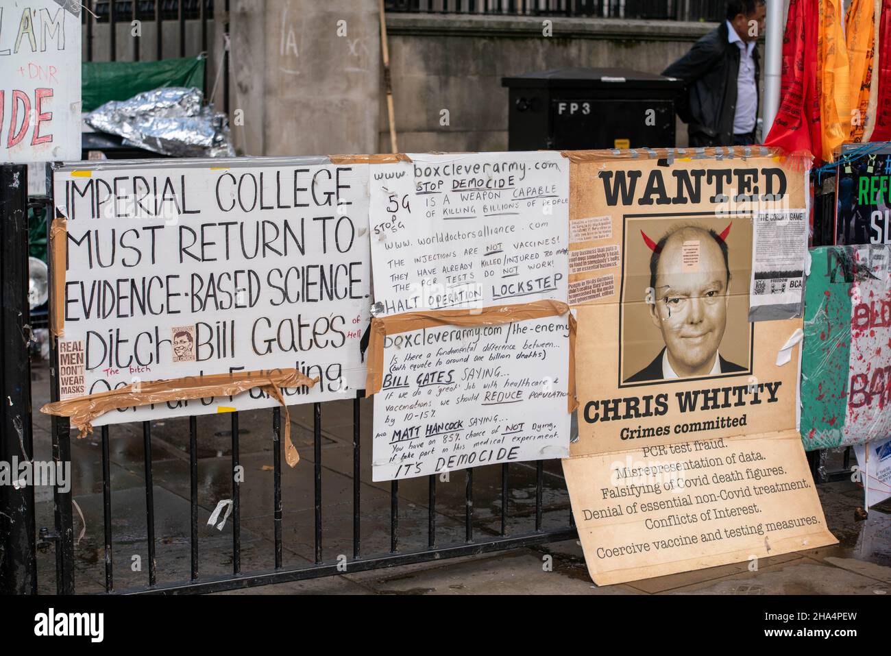 Manifesti di protesta contro il vaccino su Whitehall di Londra Foto Stock