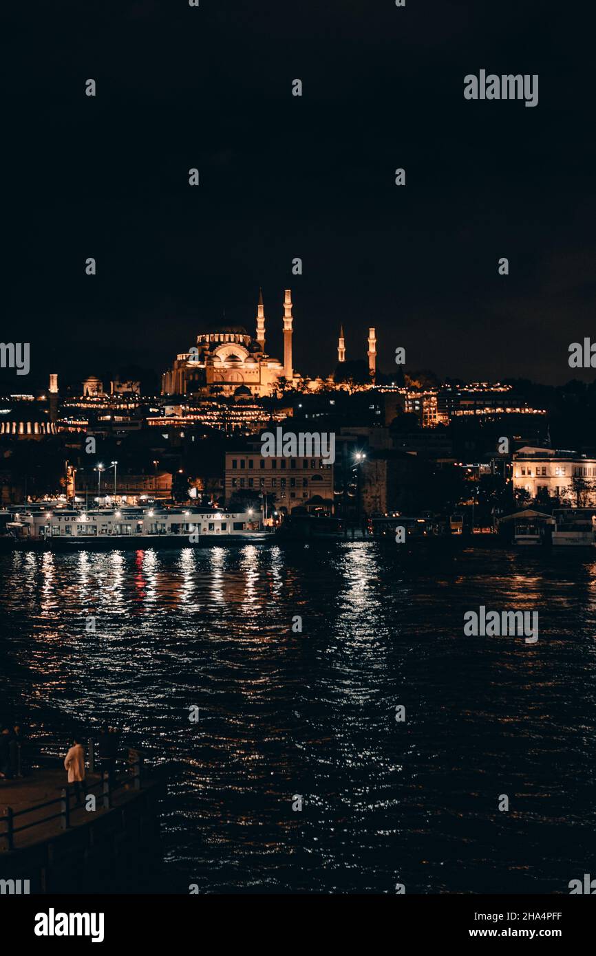 Vista notturna della città di Istanbul con moschea e riflesso dell'acqua di mare Foto Stock