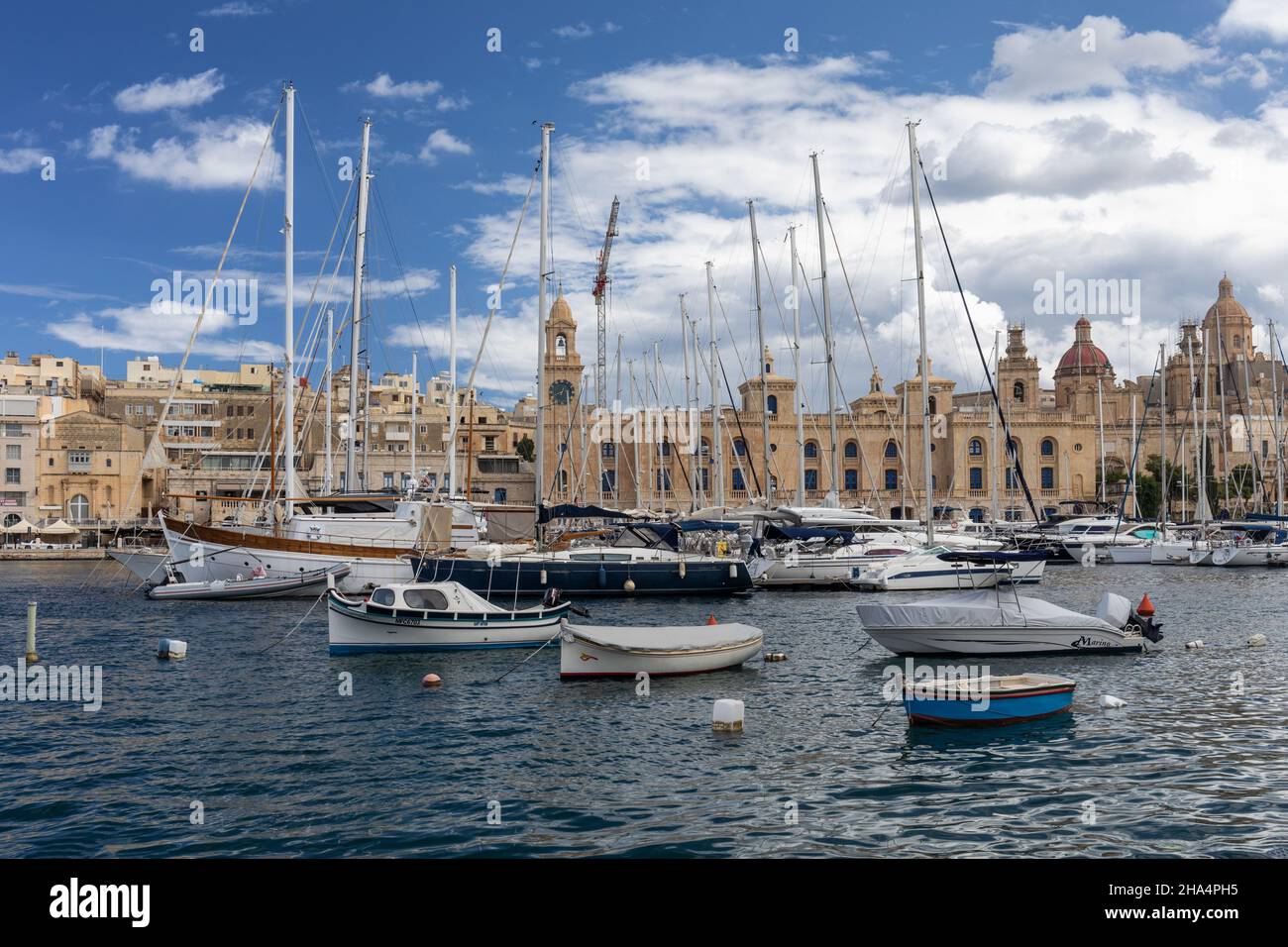 Birgu, conosciuta anche come Vittoriosa, è una delle tre città di Malta. Il Museo Marittimo di Malta è il grande edificio accanto al Grand Harbour, Malta, Europa. Foto Stock
