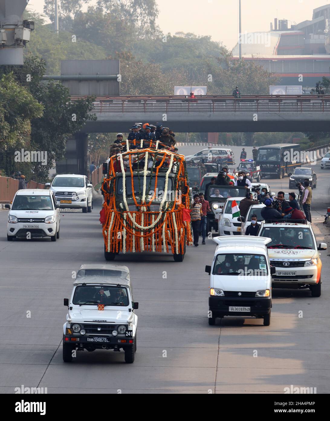 New Delhi, India. 10th Dic 2021. Un veicolo dell'esercito coperto di fiori che trasportano la bara del Capo dello Stato maggiore della Difesa (CDS), il generale Bipin Rawat, trasportato in un sito funerario durante la processione funebre.il generale Bipin Rawat, Sua moglie Madhulika e altri 11 membri del personale delle forze armate hanno perso la vita in un incidente dell'elicottero dell'aviazione indiana mi-17V5 a Coonoor, Tamil Nadu. CDS Bipin Rawat cremato con pieni onori militari alla Bar Square di Delhi Cantonmet. (Foto di Naveen Sharma/SOPA Images/Sipa USA) Credit: Sipa USA/Alamy Live News Foto Stock