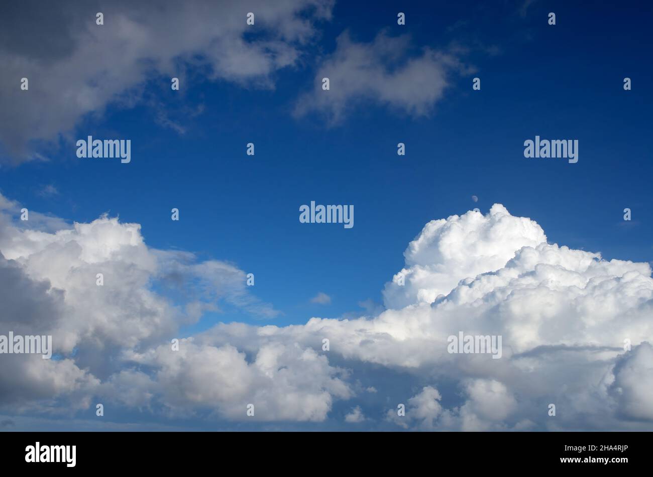 Cielo diurno con bellissime nuvole Foto Stock