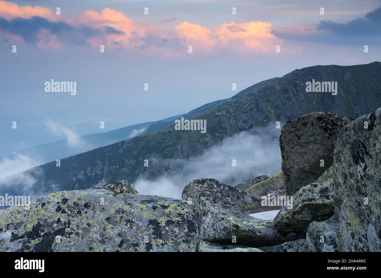 Paesaggio di montagna con belle nuvole in serata Foto Stock