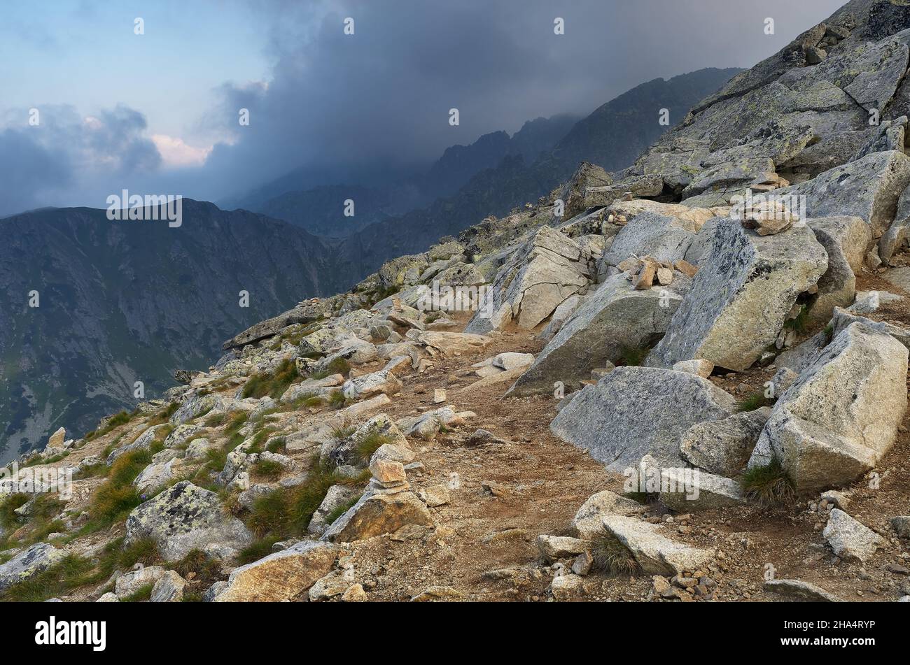 Paesaggio di montagna con rocce e cielo interessante Foto Stock