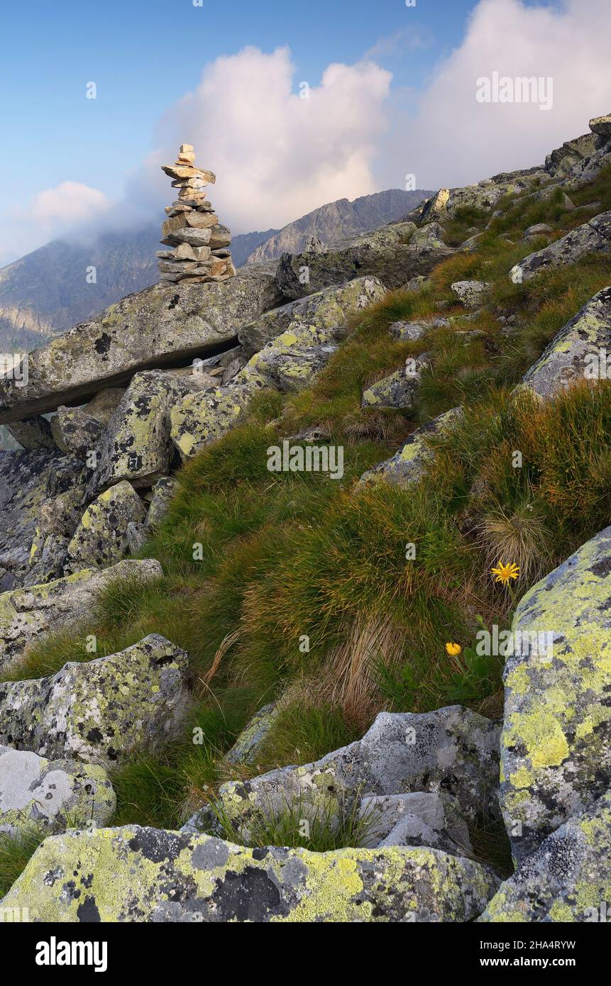 Paesaggio di montagna con un punto di riferimento in pietra Foto Stock