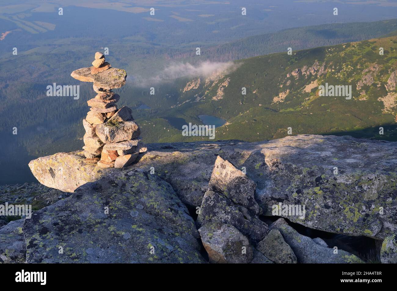 Paesaggio di alta montagna con rocce e scogliere Foto Stock