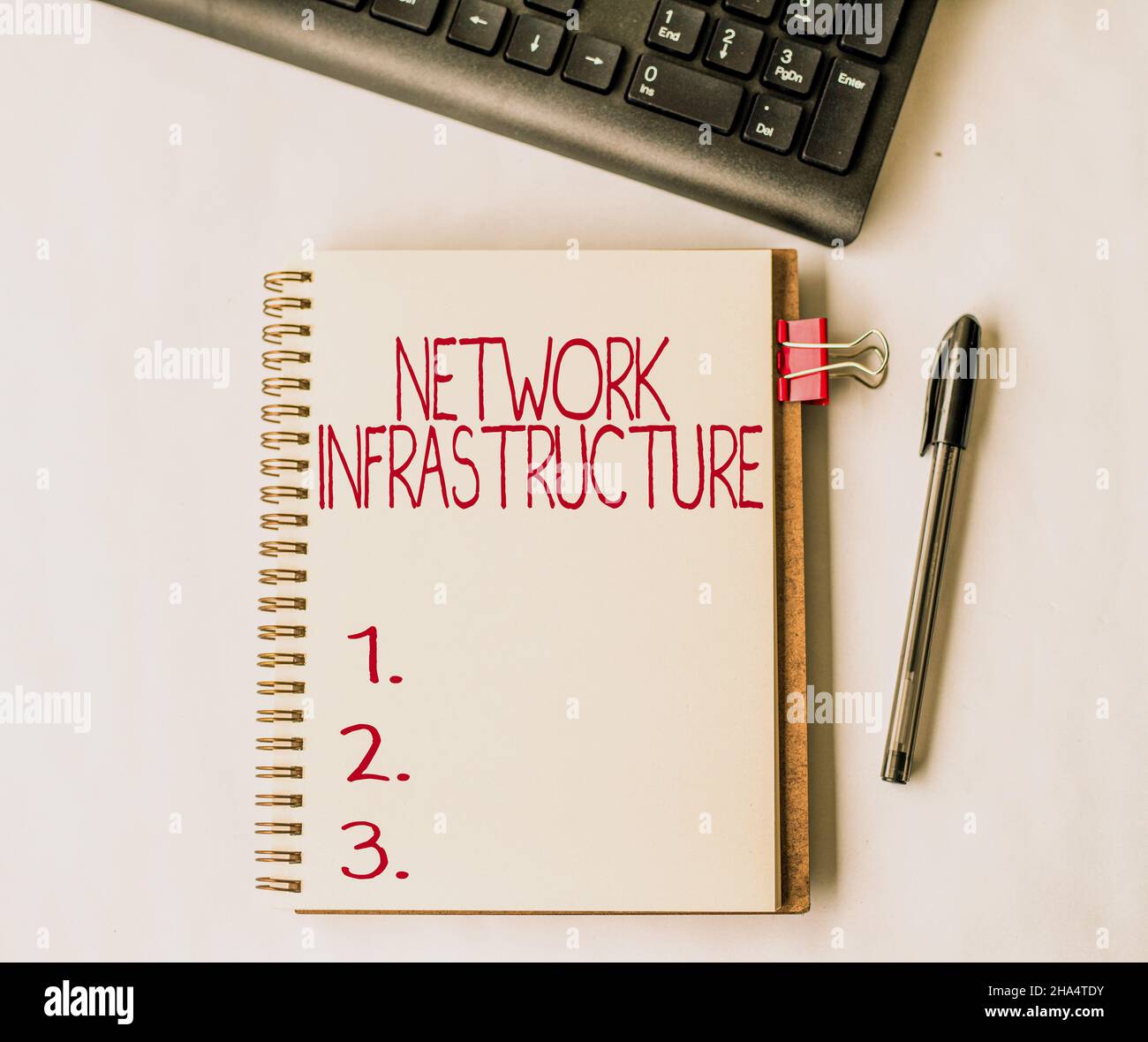 Scrittura visualizzazione testo infrastruttura di rete. Foto concettuale risorse hardware e software in e out connessione vuota Apri giornale con una clip Foto Stock