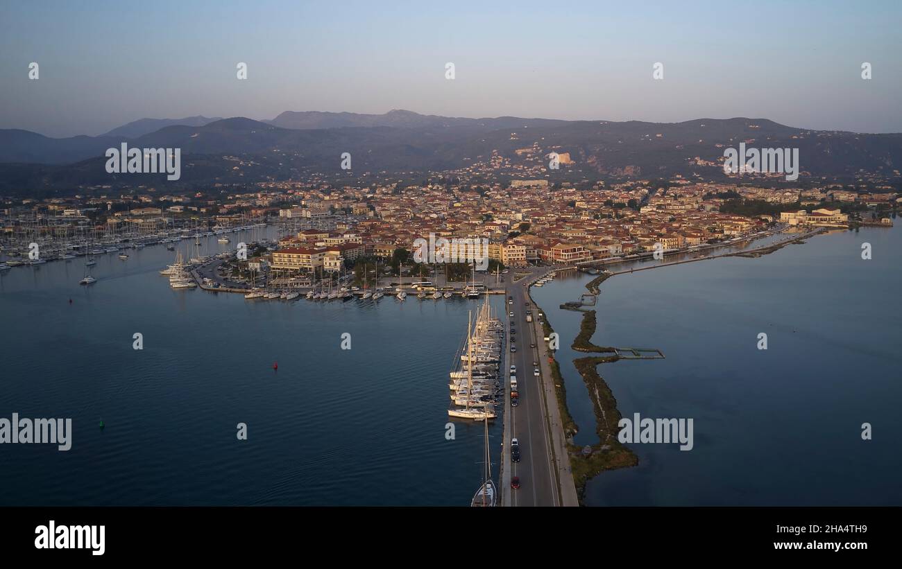 grecia,isole greche,isole ionie,lefkada o lefkas,lefkada città,capitale,fuco di tiro,vista del ponte di terra sopra anche lefkada città,barche a vela,barche,montagne sullo sfondo,umore del mattino Foto Stock