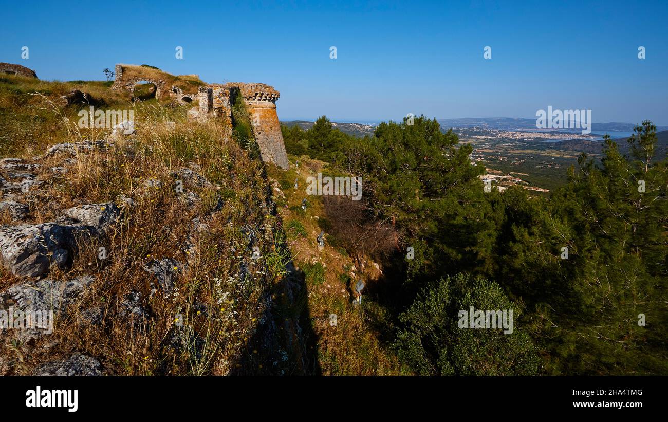 grecia,isole greche,isole ionie,cefalonia,complesso del castello di agios georgios,bizantino,16th secolo,capitale cefalonia fino al 1757,bel tempo,cielo blu senza nuvole,vista sulla parete esterna della fortezza di argostoli sullo sfondo Foto Stock