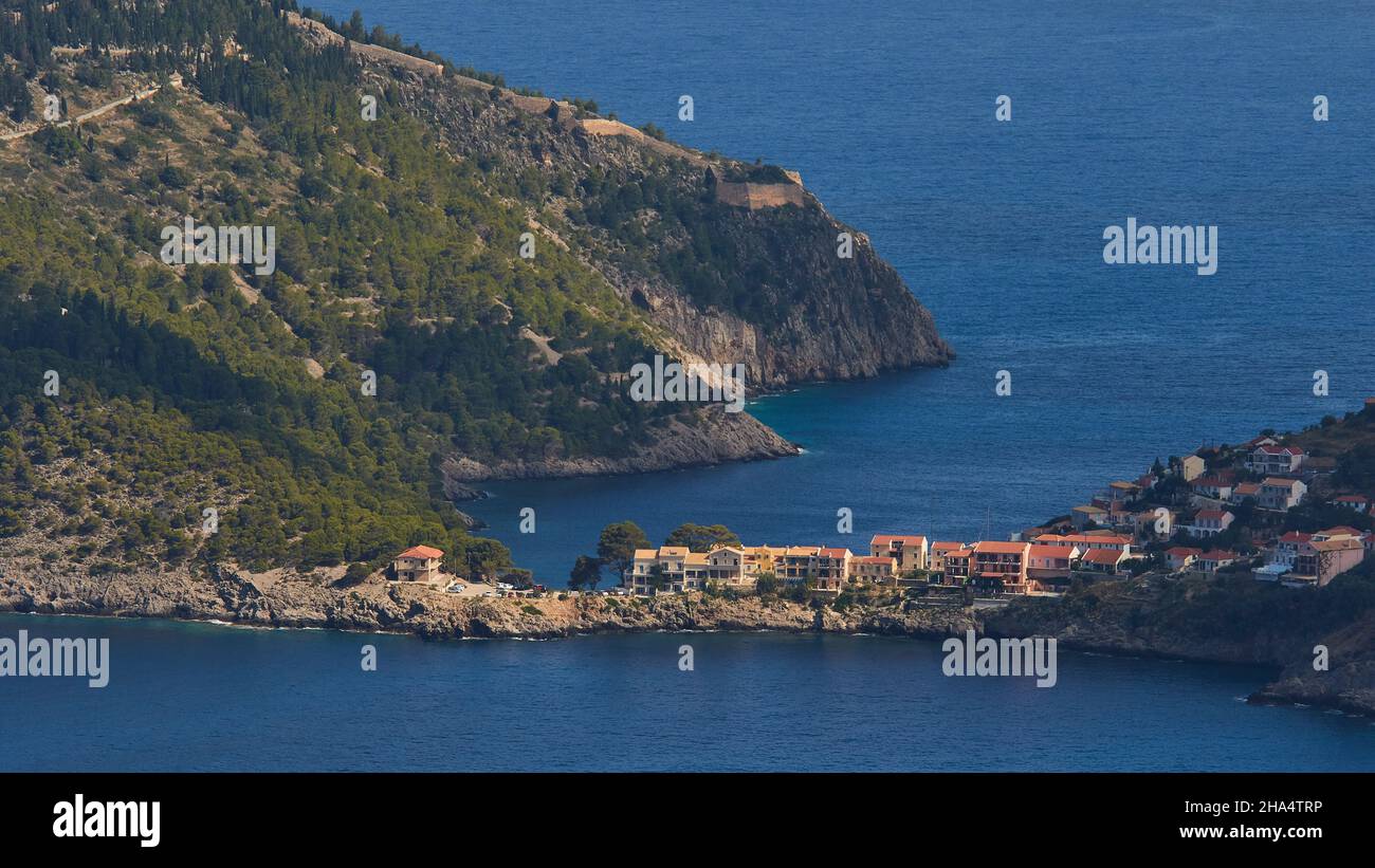 grecia,isole greche,isole ionie,cefalonia,assos,posto sulla costa occidentale,fortezza veneziana,vista dall'alto fino al promontorio di assos,verdi colline,mare blu Foto Stock