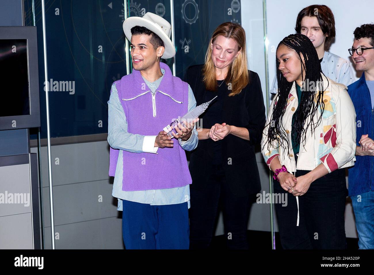 New York, NY, USA. 10th Dic 2021. Il Cast di Caro Evan Hansen, Jordan Fisher, Jessica Phillips, Phoebe Koyabe, David Jeffery, Jared Goldsmith all'illuminazione cerimoniale dell'Empire state Building per celebrare il showÕs 5th anniversario e la sua riapertura a Broadway dopo una pausa di 21 mesi all'Empire state Building. Credit: Steve Mack/Alamy Live News Foto Stock