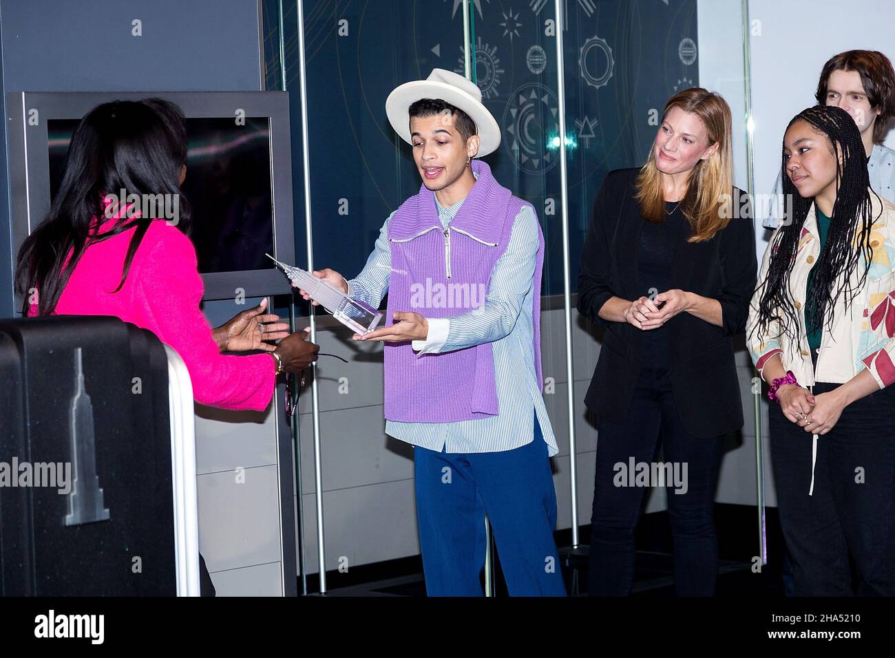 New York, NY, USA. 10th Dic 2021. The Cast of Dear Evan Hansen, Jordan Fisher, Jessica Phillips, Phoebe Koyabe, David Jeffery all'illuminazione cerimoniale dell'Empire state Building in occasione del showÕs 5th° anniversario e della sua riapertura a Broadway dopo una pausa di 21 mesi all'Empire state Building. Credit: Steve Mack/Alamy Live News Foto Stock
