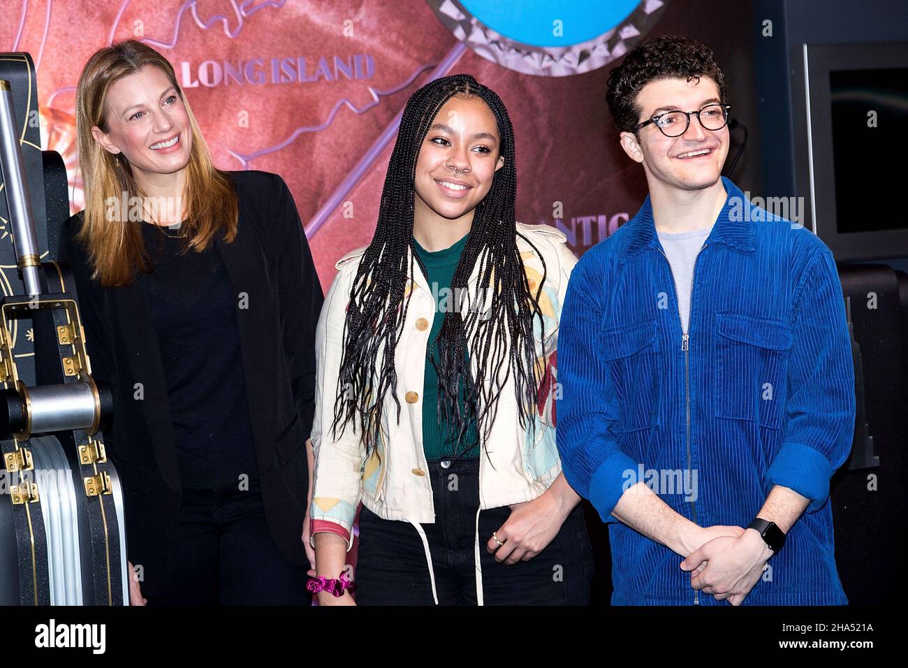 New York, NY, USA. 10th Dic 2021. The Cast of Dear Evan Hansen, Jessica Phillips, Phoebe Koyabe, Jared Goldsmith all'illuminazione cerimoniale dell'Empire state Building in occasione del showÕs 5th° anniversario e della sua riapertura a Broadway dopo una pausa di 21 mesi all'Empire state Building. Credit: Steve Mack/Alamy Live News Foto Stock