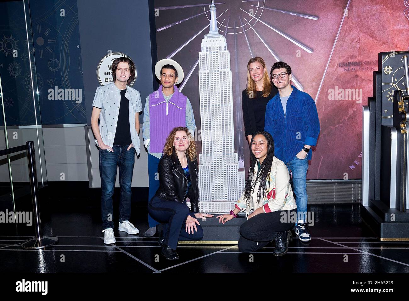 New York, NY, USA. 10th Dic 2021. Il Cast di Dear Evan Hansen, David Jeffery, Jordan Fisher, Jessica Phillips, Christiane Noll, Phoebe Koyabe, Jared Goldsmith all'illuminazione cerimoniale dell'Empire state Building in occasione del showÕs 5th anniversario e della sua riapertura a Broadway dopo una pausa di 21 mesi all'Empire state Building. Credit: Steve Mack/Alamy Live News Foto Stock