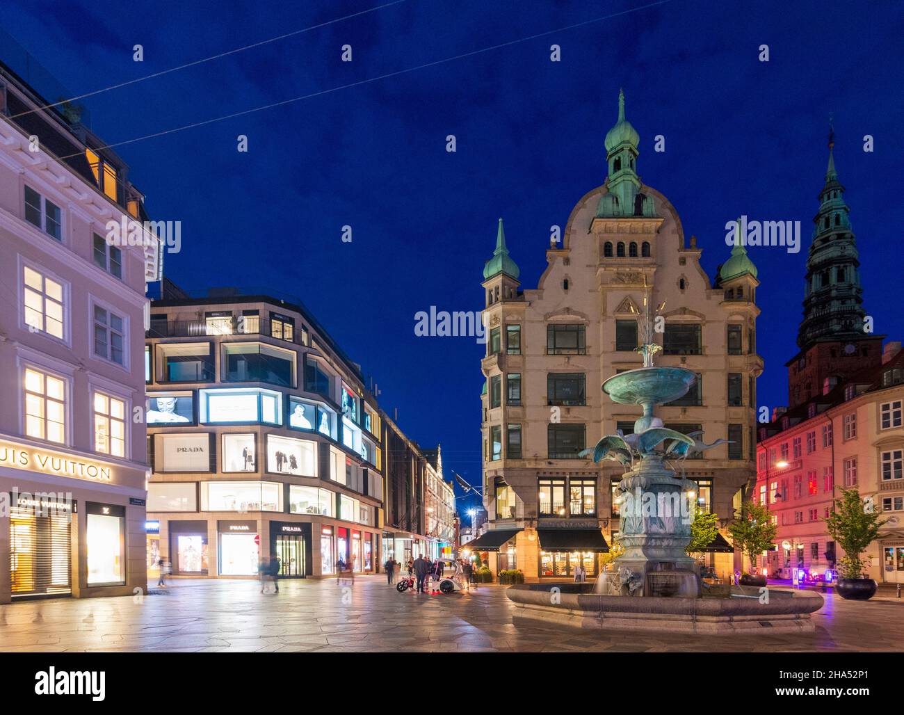 Copenhagen, Koebenhavn: Piazza Amagertorv, Fontana della Stork, Nikolaj Contemporary Art Center (Nikolaj Kunsthal) nell'ex Chiesa di San Nicola, , piedistallo Foto Stock