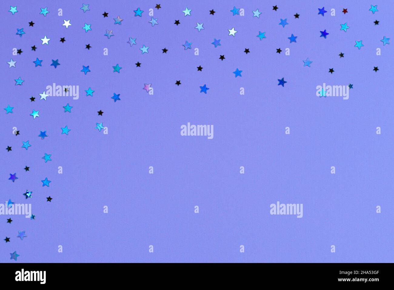 Stelle brillanti con glitter su sfondo viola, molto peri. Abstract Natale, Capodanno, sfondo festivo Foto Stock