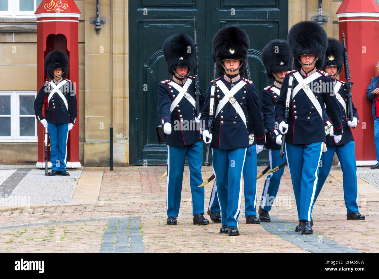 Copenaghen, Koebenhavn: Guardia reale, cambio della guardia di fronte al Palazzo Amalienborg, M16 fucile, in , Zelanda, Sealand, Sjaelland, Danimarca Foto Stock