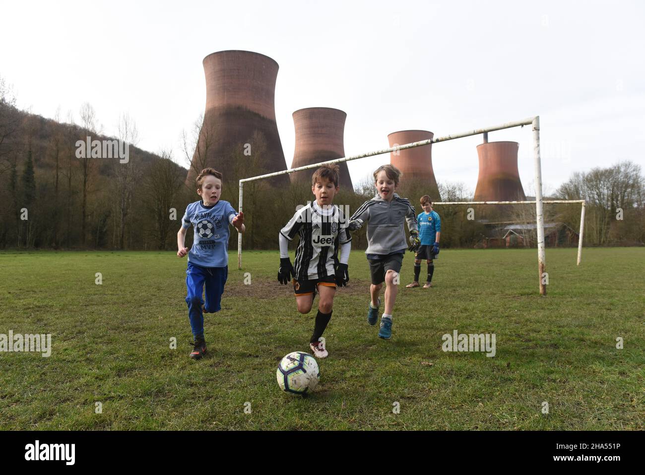 Ragazzi che giocano a calcio vicino Ironbridge Power Station 2019 Picture by DAVID BAGNALL Foto Stock