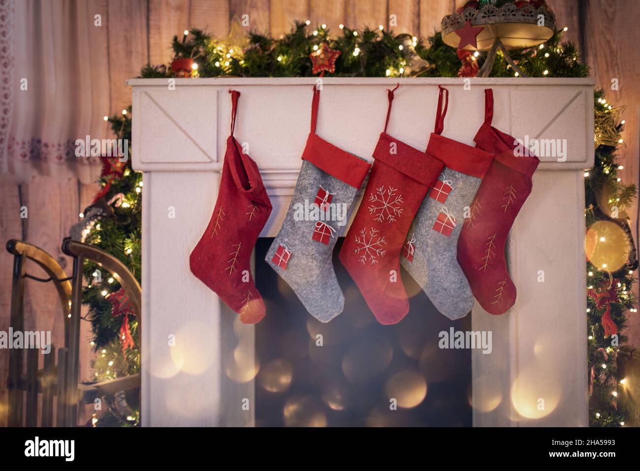 i calzini accanto al camino. in attesa di santa Foto Stock