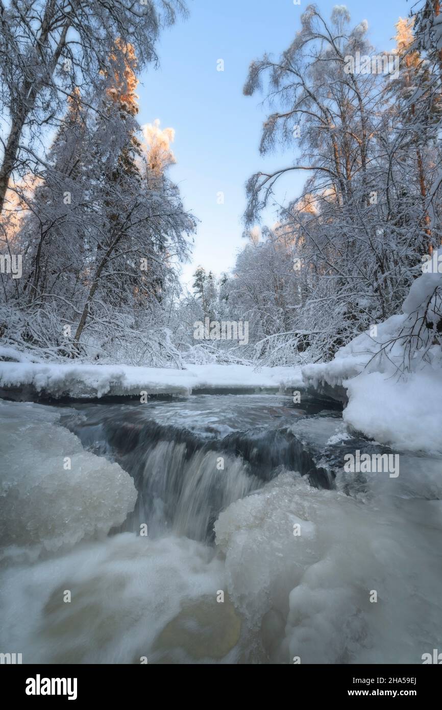 cascata in un bosco e paesaggio invernale Foto Stock