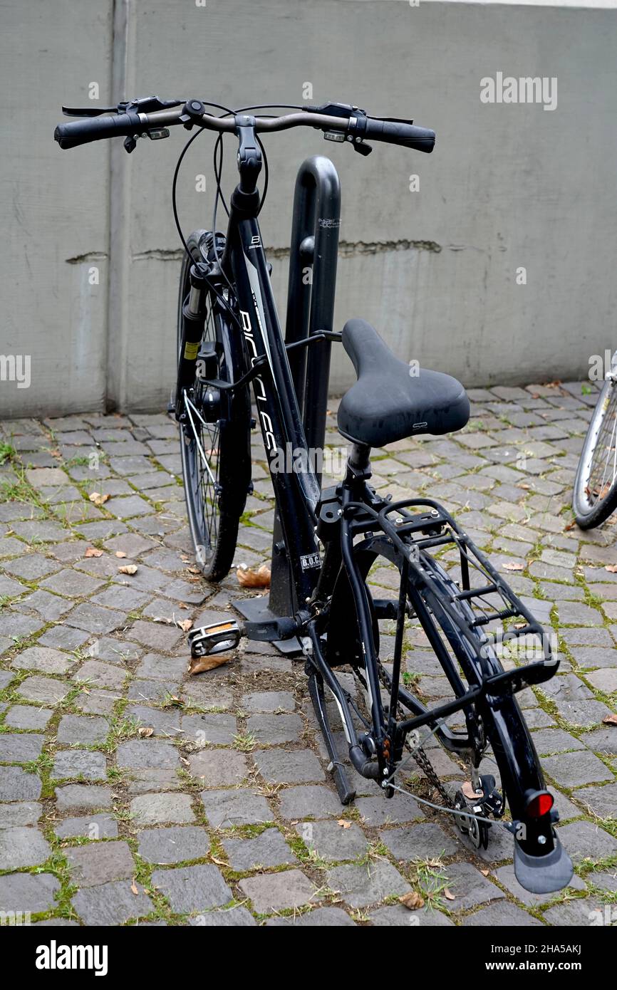 germania,renania settentrionale-vestfalia,colonia,heumarkt,furto,bicicletta parcheggiata,ruota posteriore mancante,rimosso,rubato Foto Stock