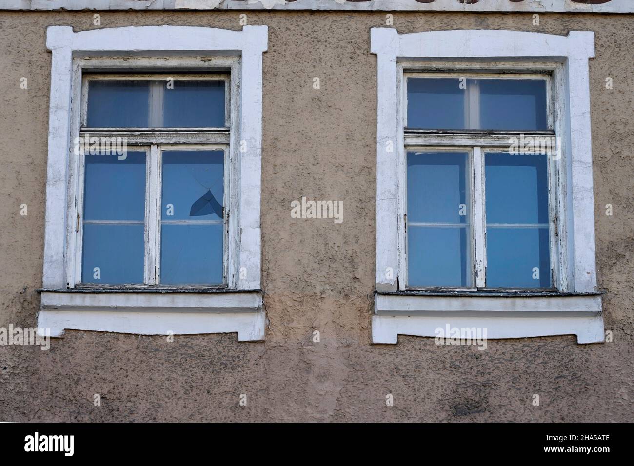 germania,baviera,quartiere altötting,casa vuota,in bisogno di ristrutturazione,finestra,vernice staccata,dettaglio Foto Stock