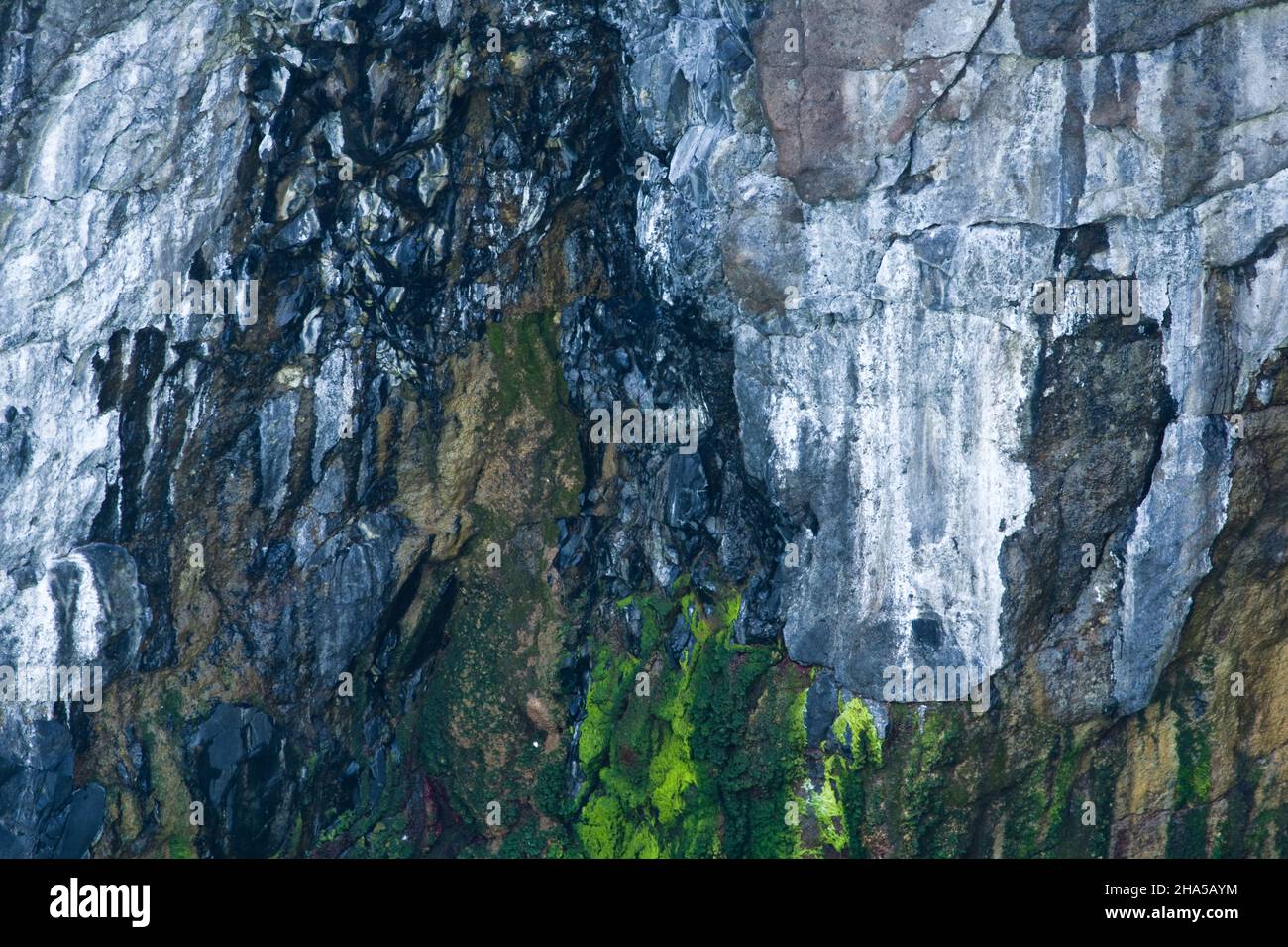 europa,irlanda del nord,contea antrim,causeway coast,strutture rocciose in una grotta surf Foto Stock