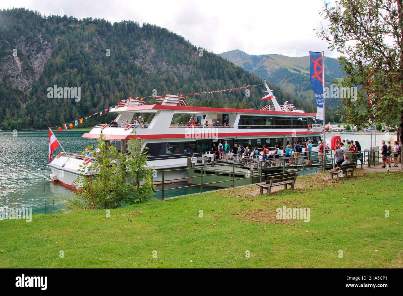 spedizione achensee su achensee,tirolo,austria,europa,turisti all'ingresso della nave, Foto Stock