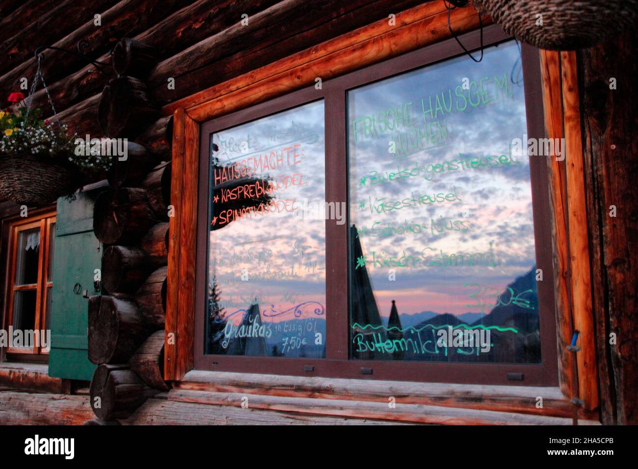 tramonto, riflessione nella finestra del brunnsteinhütte, karwendel montagne, mittenwald, werdenfelser terra, alta baviera, baviera, germania Foto Stock