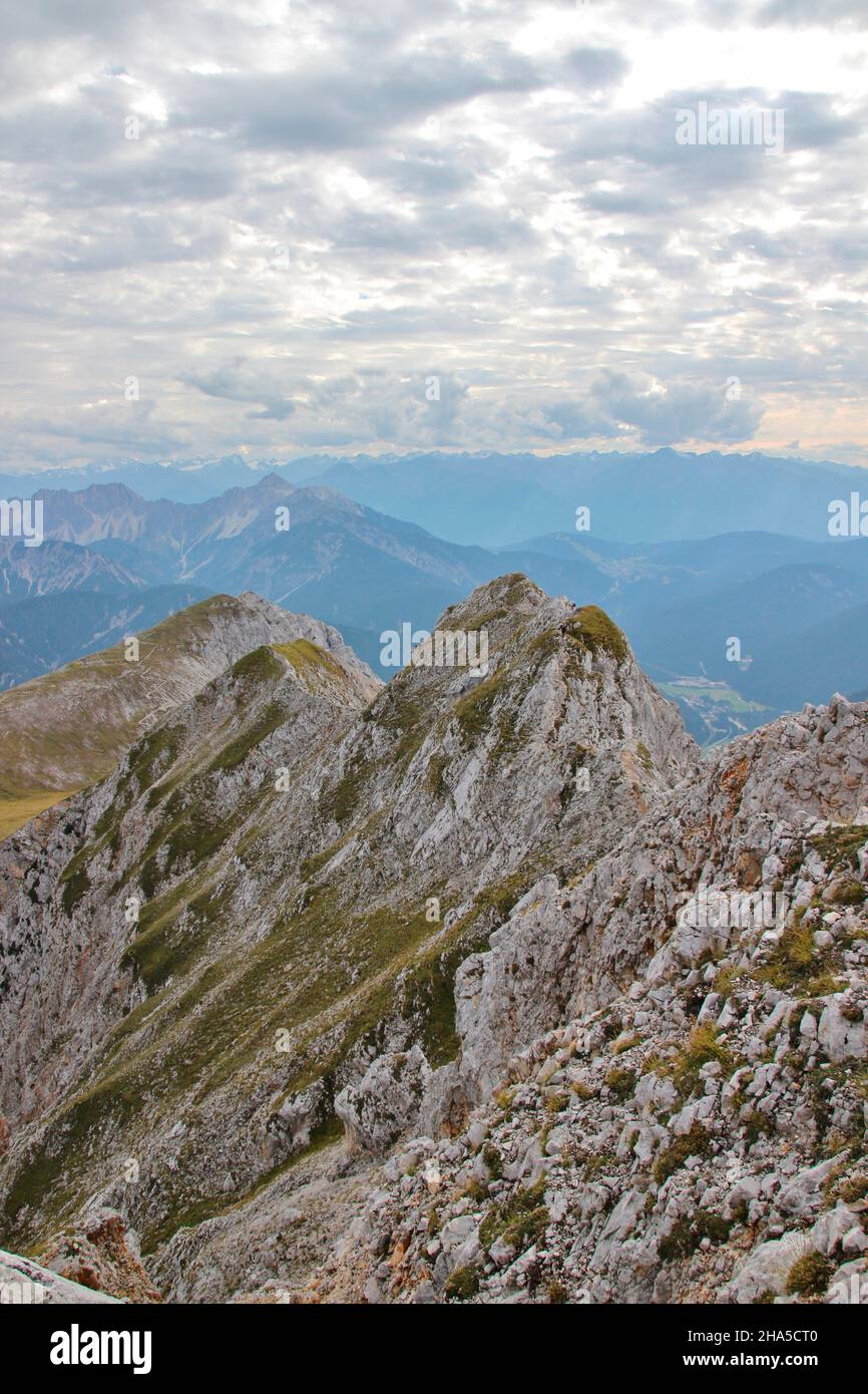 tour in montagna sul mittenwalder höhenweg al brunnsteinspitze visibile sulla cresta, germania, baviera, alta baviera, mittenwald, vista verso l'austria, zona di confine Foto Stock