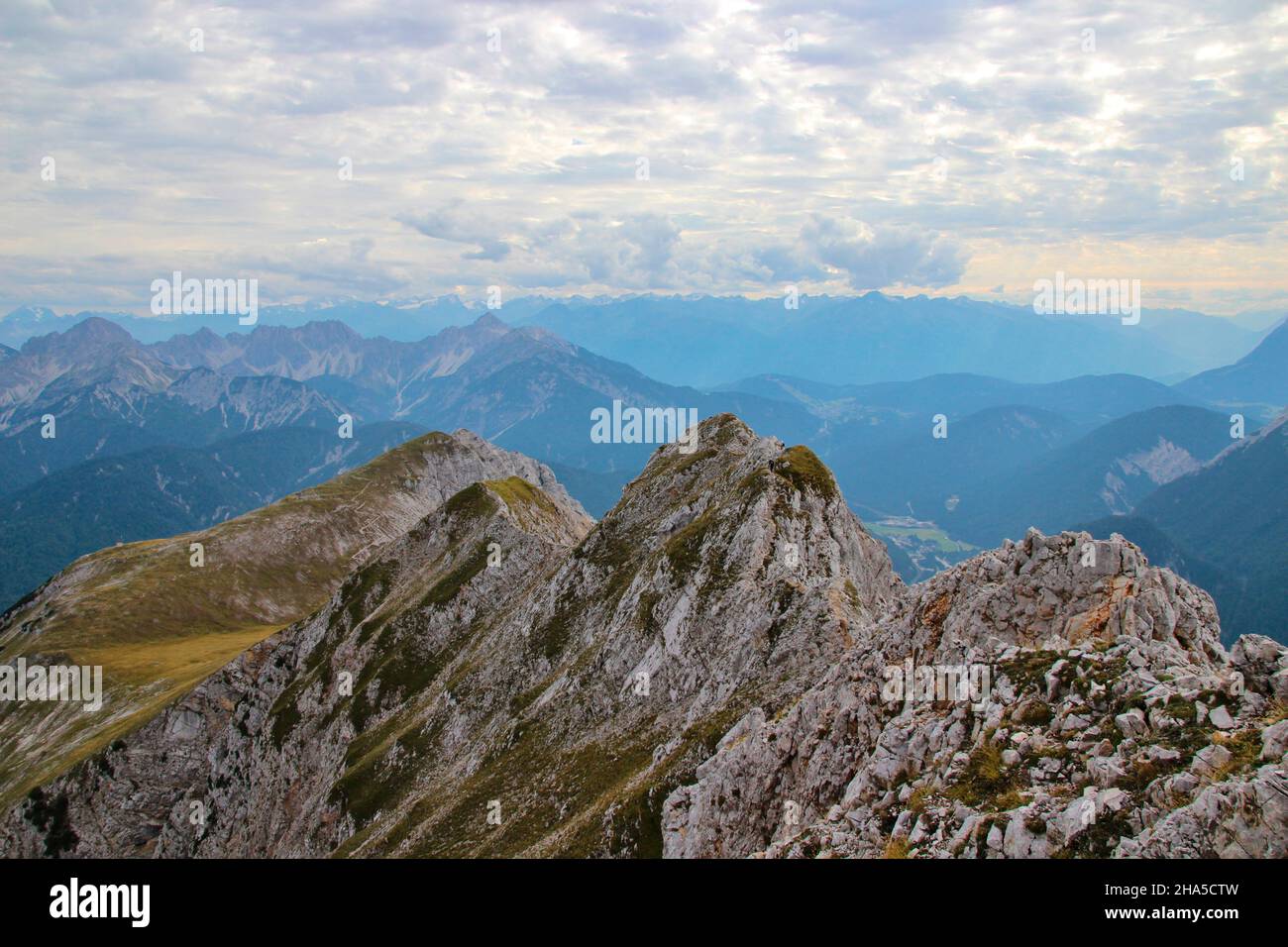 mittenwald high route (sentiero escursionistico) a brunnsteinanger, brunnstein, zona di confine, germania, baviera, alta baviera, mittenwald, vista verso l'austria, zona di confine Foto Stock