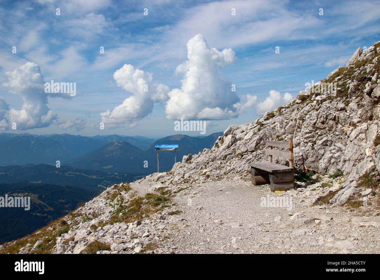 panca da trekking vicino alla stazione di montagna karwendelbahn germania, baviera, alta baviera, mittenwald, formazione di nubi Foto Stock