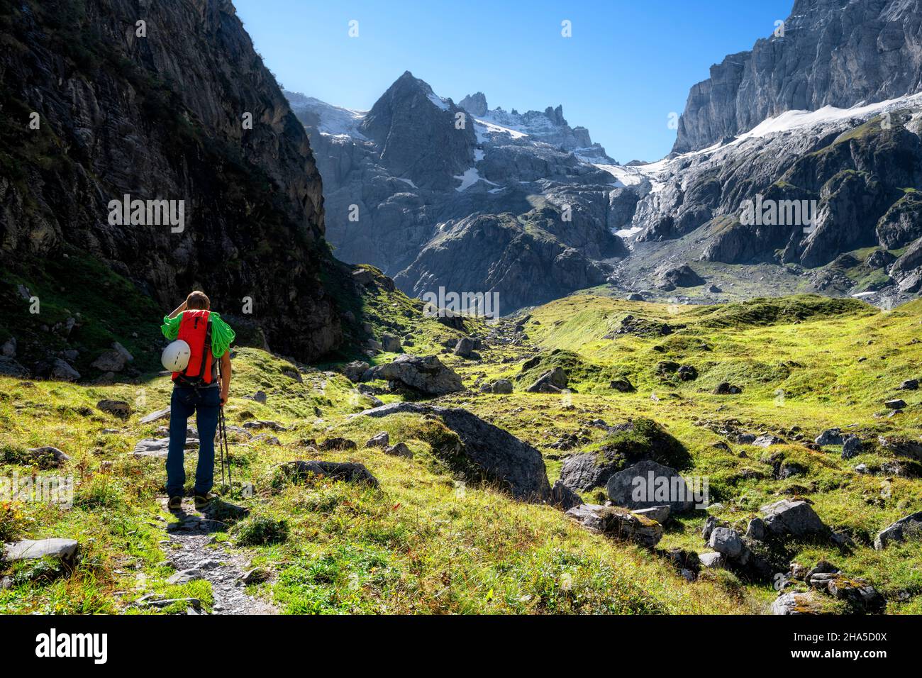 alpinisti in un paesaggio alpino in estate vicino erstfeld. uri alpi,svizzera,europa Foto Stock